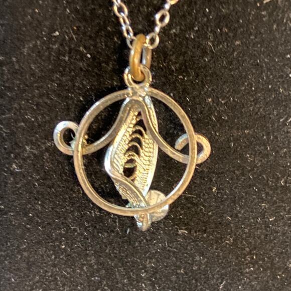 Vintage Filigree Pendant Necklace Gold Tone Circle Design w/ Rhinestone 16” - Picture 4 of 7